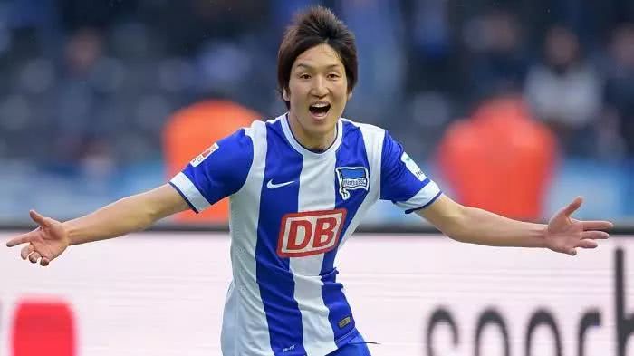 日本2-1击败日本国内球迷反应,球迷欣喜若狂街头庆祝日本战胜