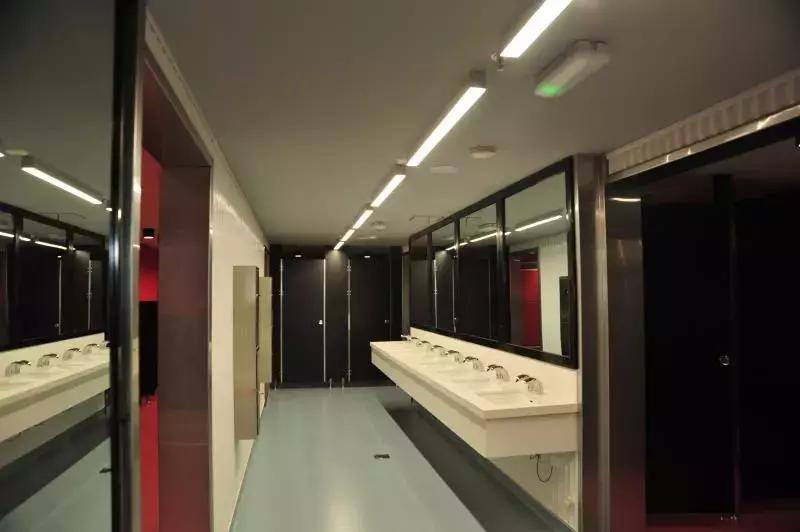 世界杯足球比赛场地平面图,世界杯集装箱球场