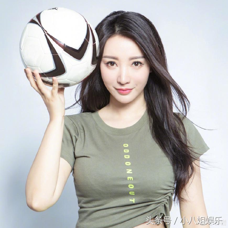 柳岩大片霸气凹造型,柳岩微博晒度假照秀小蛮腰