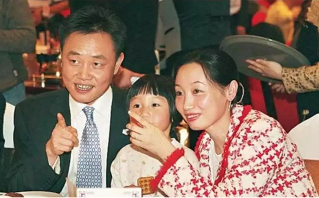 她2年还债8亿,三度把入狱丈夫捧上大陆首富,用一句话惹哭无数人