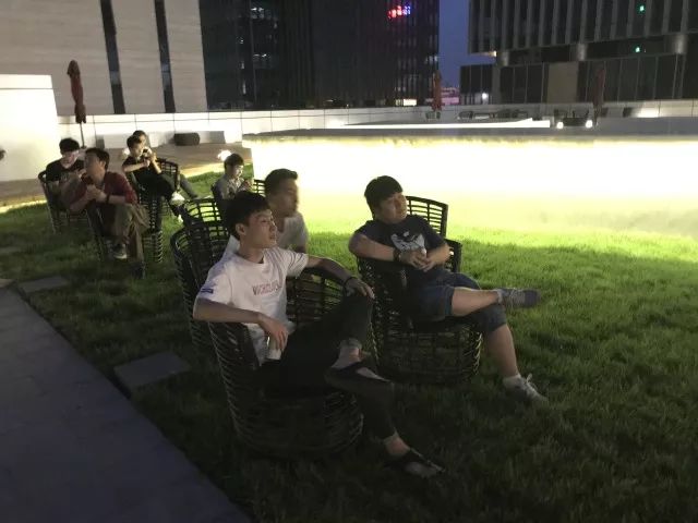 在公司里看球赛是什么体验,在公司看球赛