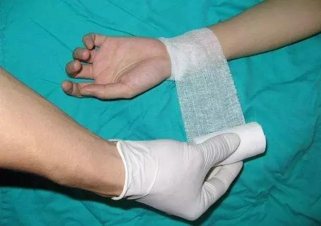 足球场上恐怖的受伤瞬间校园,足球场上受伤瞬间恢复的集锦