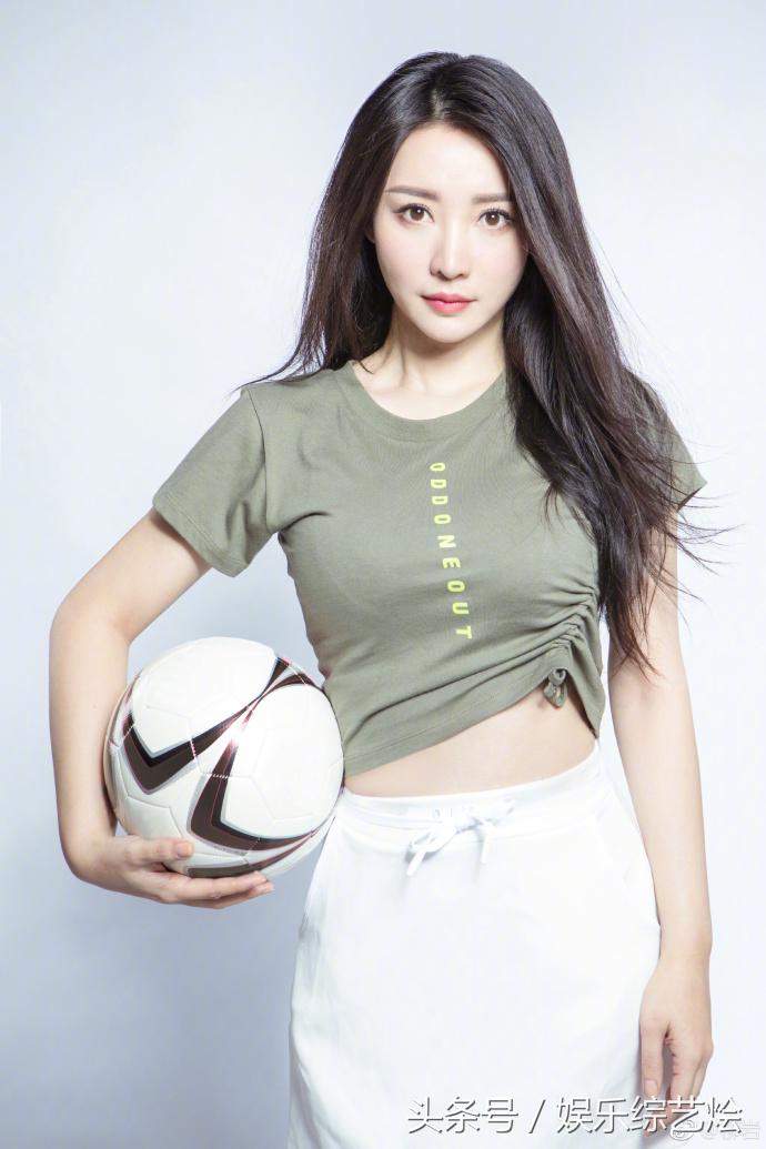 柳岩穿足球衣服,柳岩露脐装跳舞