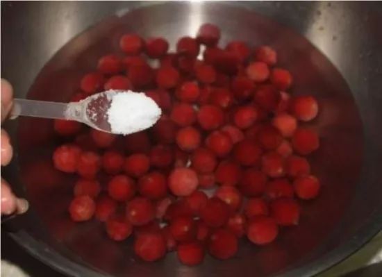 杨梅别只用清水洗教你正确方法,杨梅怎么吃是正确的方法