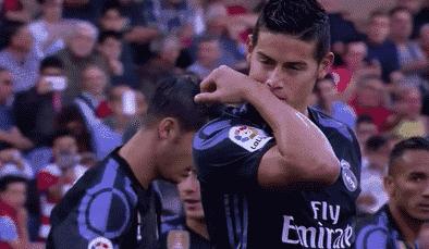 c罗球踢到人威力,c罗踢足球赚了多少钱