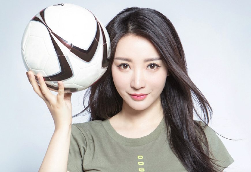 柳岩拿足球照,柳岩媒体拍照完整版