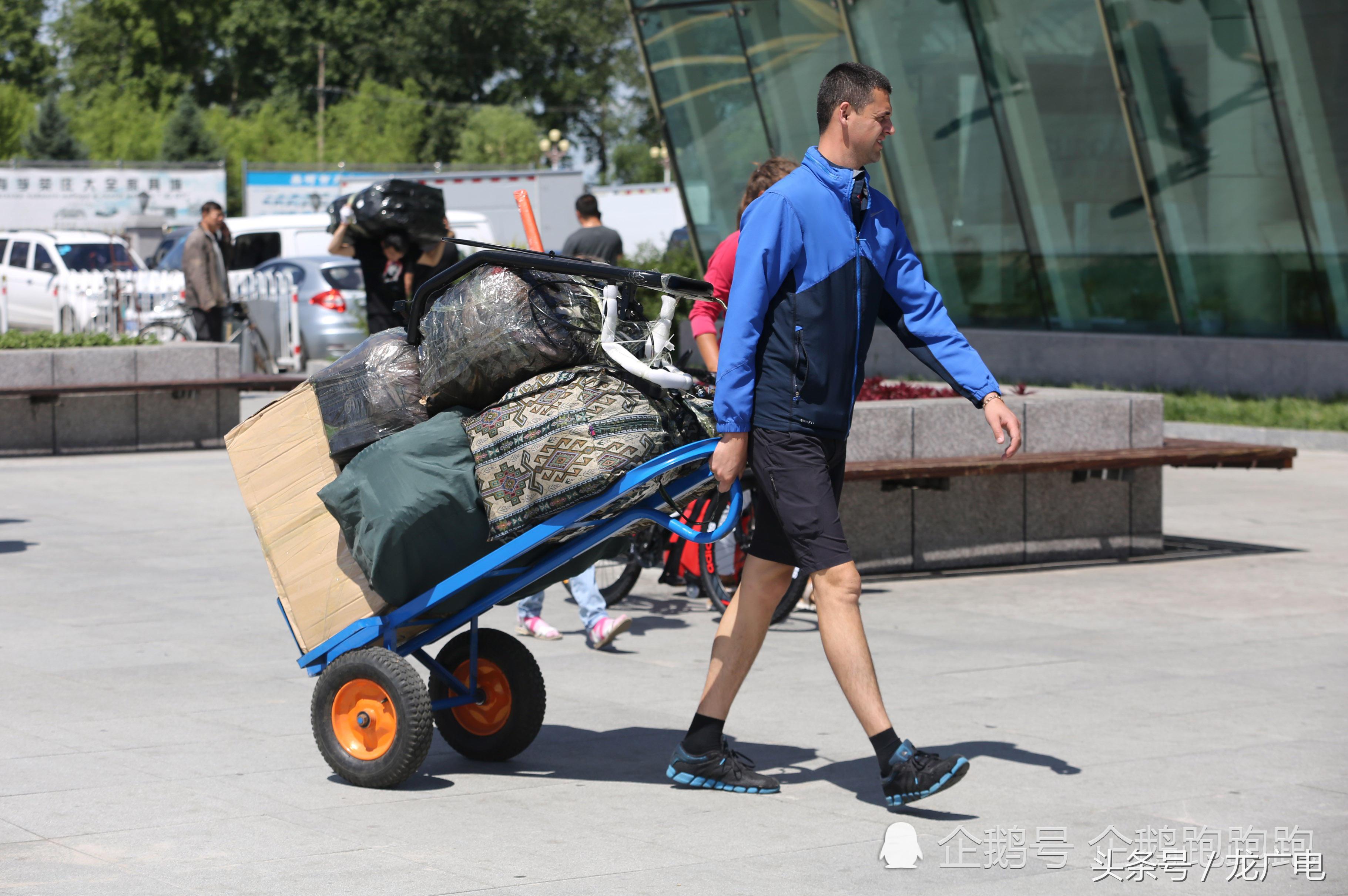 俄远东球迷不看世界杯，来中国边境小城当倒爷
