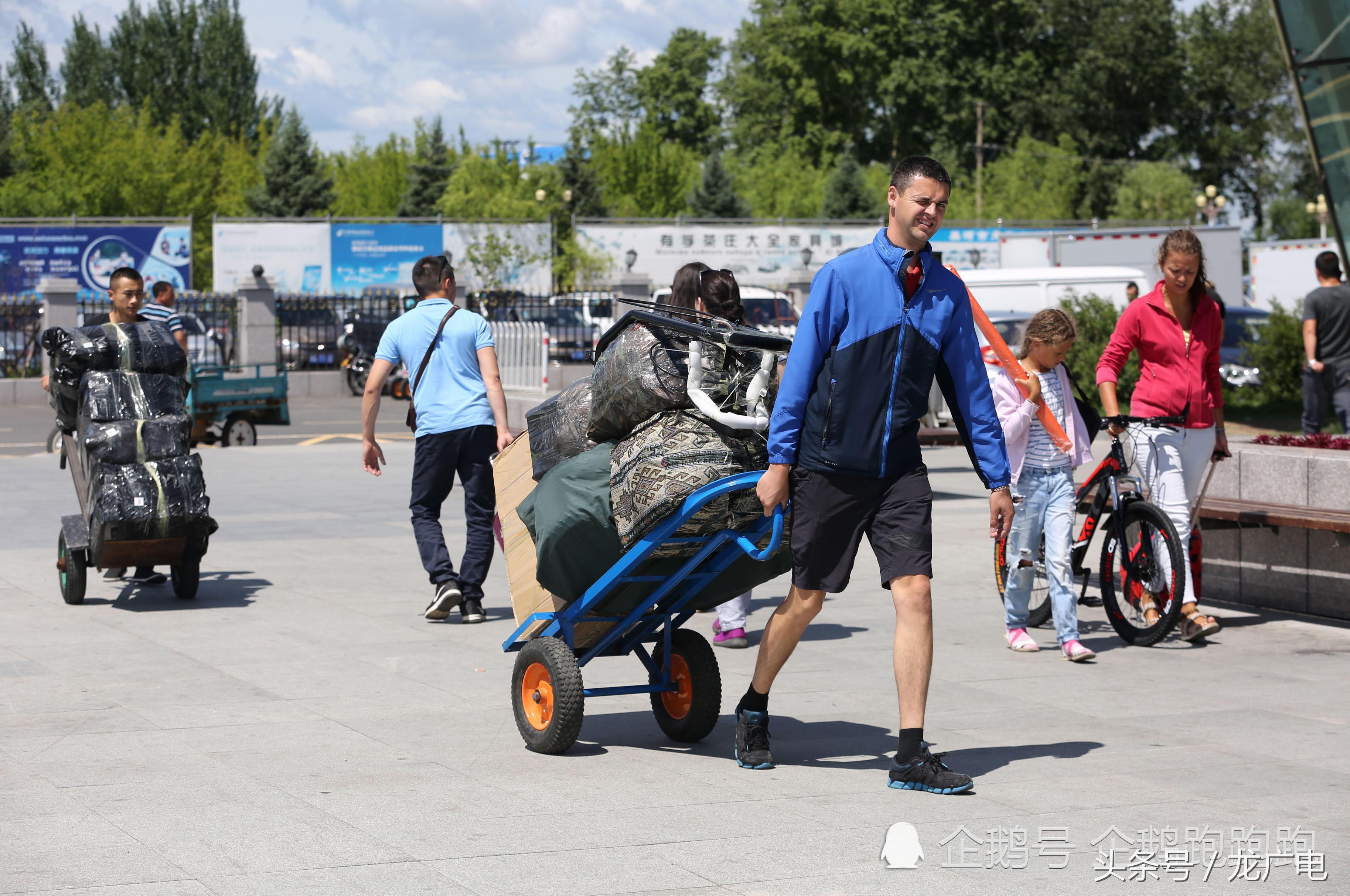 俄远东球迷不看世界杯，来中国边境小城当倒爷
