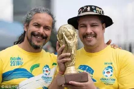 巴西球迷金杯老爷爷落泪,巴西金杯爷爷送金杯给德国小球迷