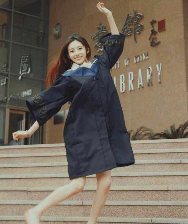 央视主持人马凡舒写真,世界杯马凡舒和她的搭档