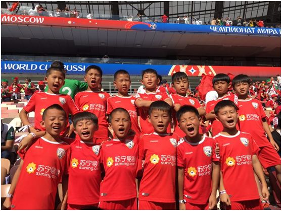 c罗球员通道内与小球童击掌,和c罗击掌能有多激动