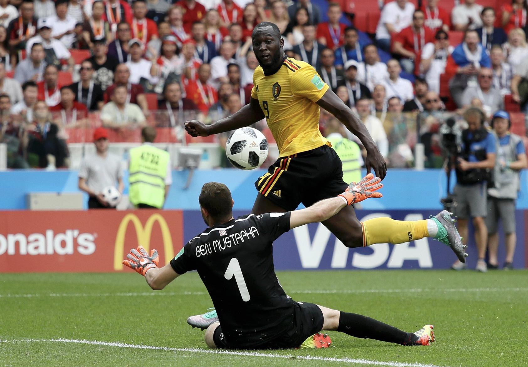 卢卡库给裁判拉伸,卢卡库失空门训练动作