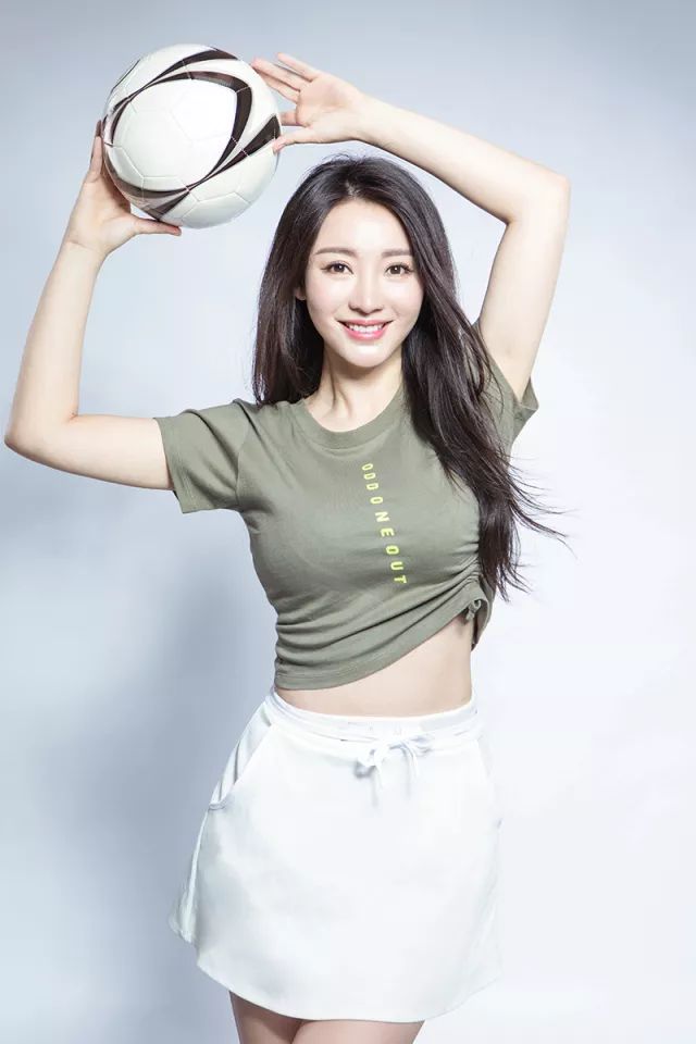 柳岩化身足球宝贝助威世界杯,女神柳岩晒美照