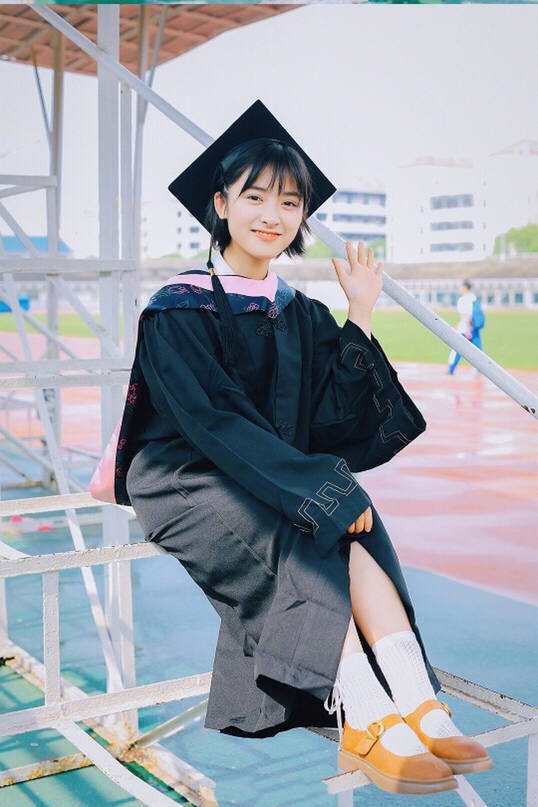 沈月时尚写真清纯短发充满少女感,沈月校服造型短发