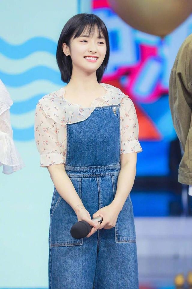 沈月时尚写真清纯短发充满少女感,沈月校服造型短发