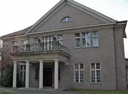 梅西到底有多少钱买了多少套房,梅西一个月工资多少钱