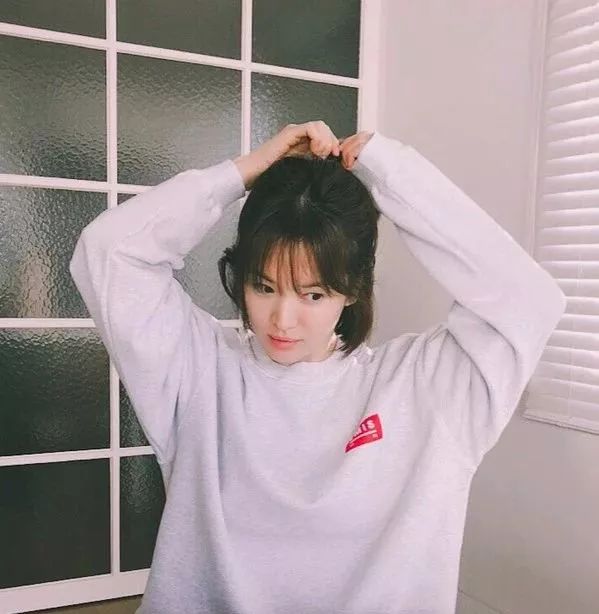 矮马尾扎发教程简单好看,你没见过的马尾扎法