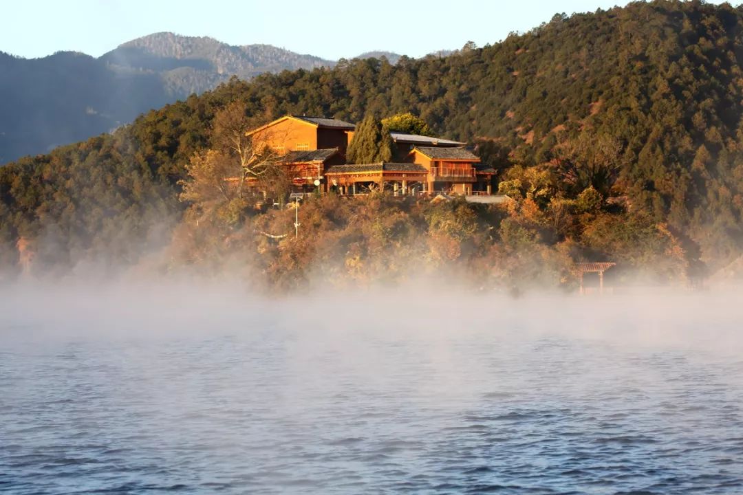 驻足眼前美景,泸沽湖的静谧之美