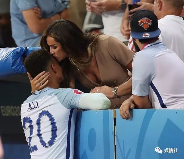 “宇宙最强”太太团:酗酒斗殴、互嘲比奢,以此成名日进斗金