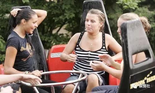 “宇宙最强”太太团:酗酒斗殴、互嘲比奢,以此成名日进斗金