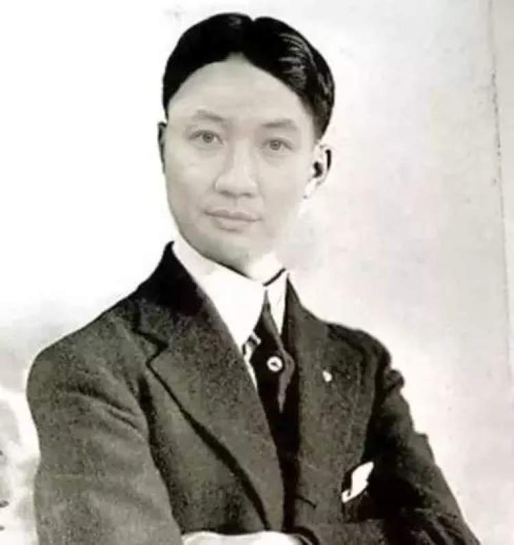 队长袖标戴在右臂的含义,队长袖标戴手臂上