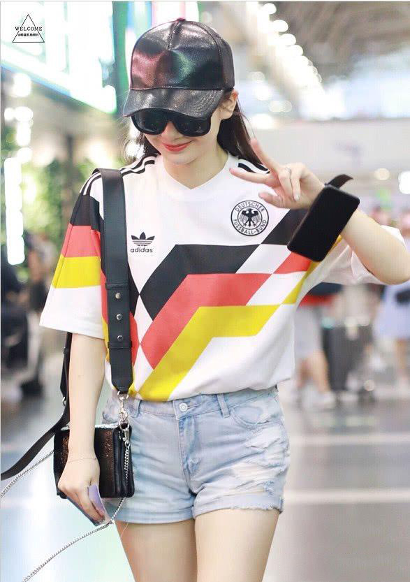 戚薇婴儿肥时期,戚薇足球宝贝