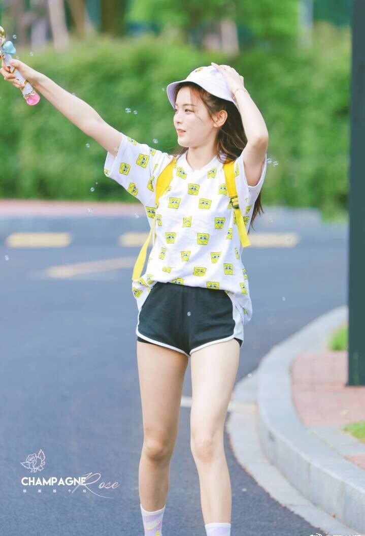 杨超越被扒黑历史，爆料内容网友看完都笑了：这是在替她洗白？