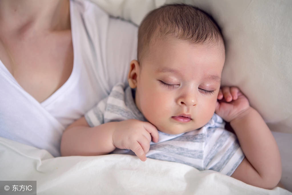 夏天宝宝睡觉常翻动，爸妈学会这些招，轻松解决踢被子烦恼