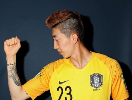 先不粉你了C罗！我被球场上那个化妆纹眉定发型的精致蓝孩吸引了