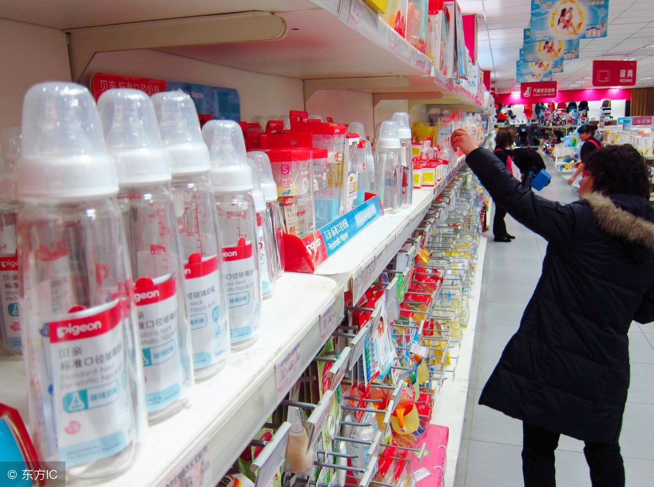 婴儿奶瓶选塑料的还是玻璃的好,小孩硅胶奶瓶哪种材质比较好点