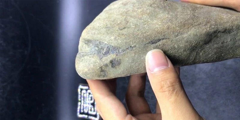 朋友淘的一公斤翡翠原石,朋友买了块玉石