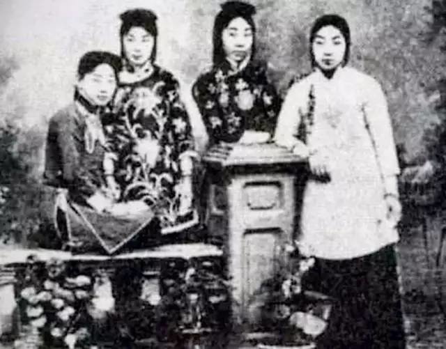 揭秘民国头牌*女妓**，定制高级马车玩情趣？