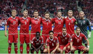 梅西再次带队夺取大力神杯,梅西首战展示大力神杯