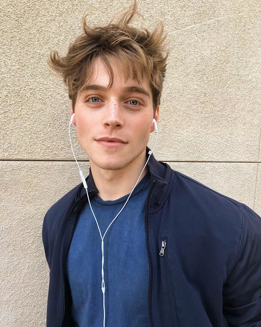 突然爆火男生,突然爆火的男孩是谁