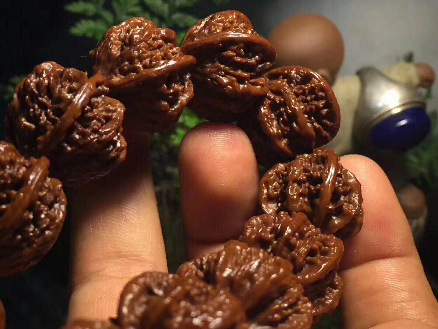 文玩市场淘鬼脸小核桃手串,十棱文玩小核桃手串哪产的