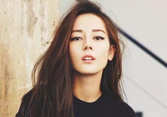 她做了他三年的妻子，一直以为他是离开轮椅就没办法行动的，结果