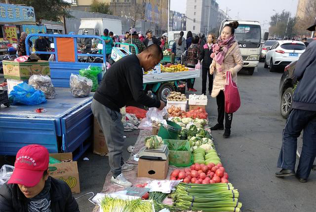 农民卖菜一年挣多少钱,农村集市卖菜一天能挣多少
