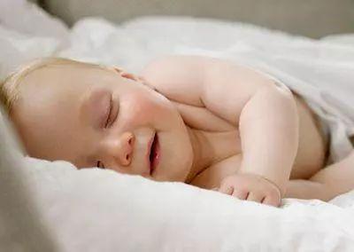 新生儿睡觉打颤抖动惊醒,新生儿睡觉时身体突然抖一下惊醒