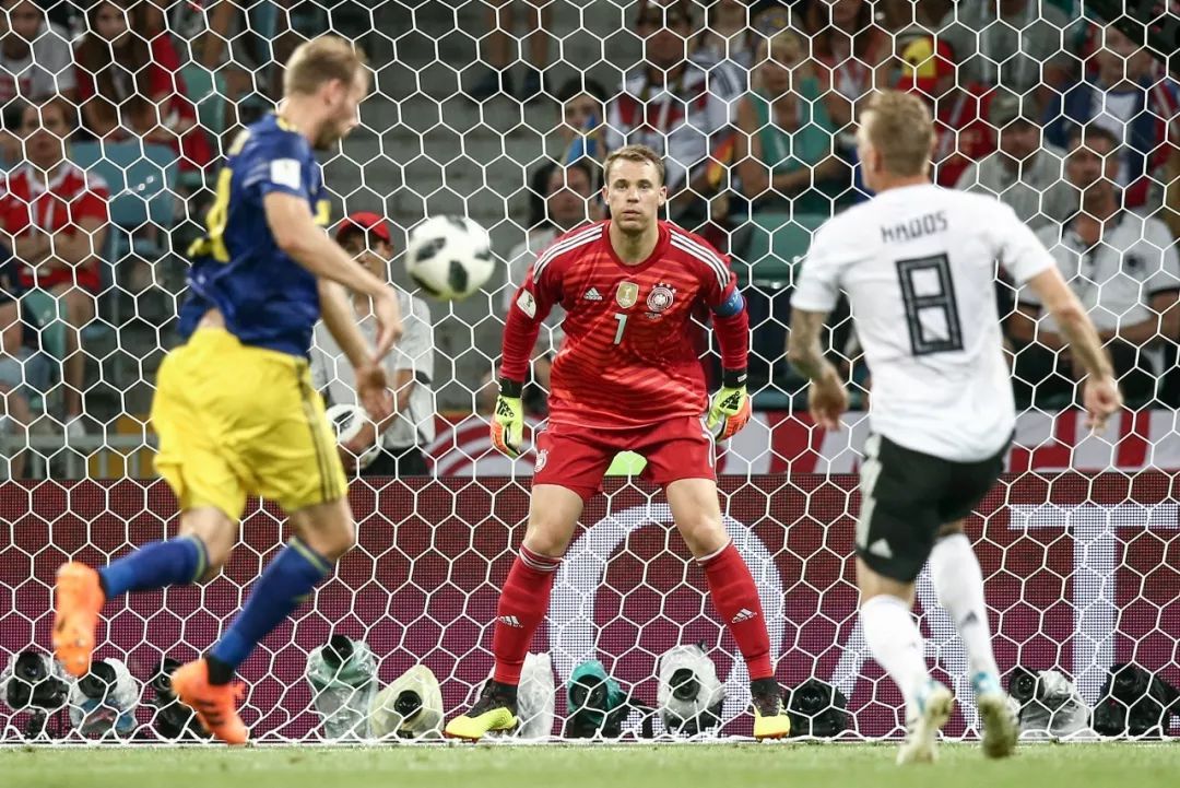 当一个姑娘问你：守门员是不是全队球技最烂的人？该如何回答