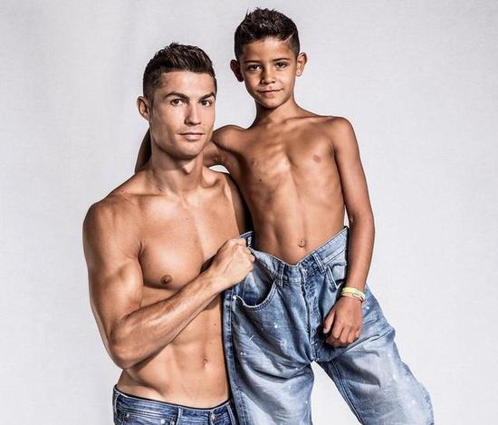 c罗的儿子和梅西的儿子玩足球,世界杯c罗的儿子