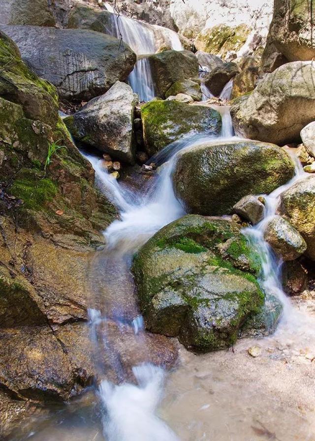 这里有十里亲水画廊,在海拔1400米的地方看世界杯,赏流泉飞瀑