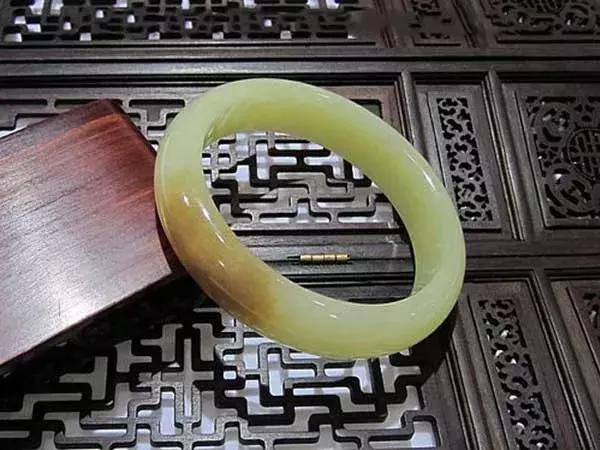 一块白和田玉,一块羊脂白玉图片