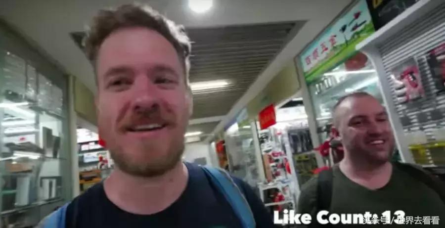 老外逛华强北组装苹果手机,外国人华强北组装苹果