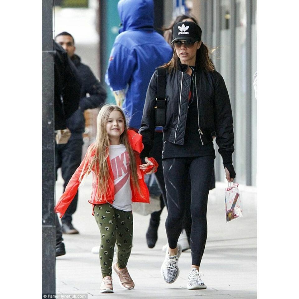 世界杯萌娃,梅西和c罗带娃对比