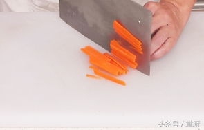 凉菜芥末黄瓜凉皮,黄瓜拌凉皮放什么调料