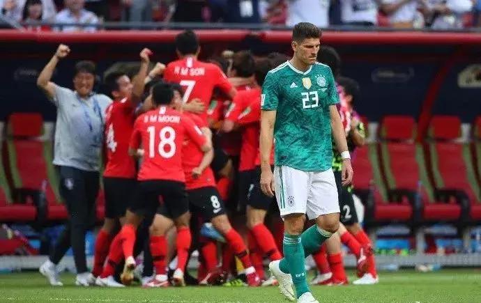 世界杯足球疯狂狂欢,足球世界杯激情燃烧视频