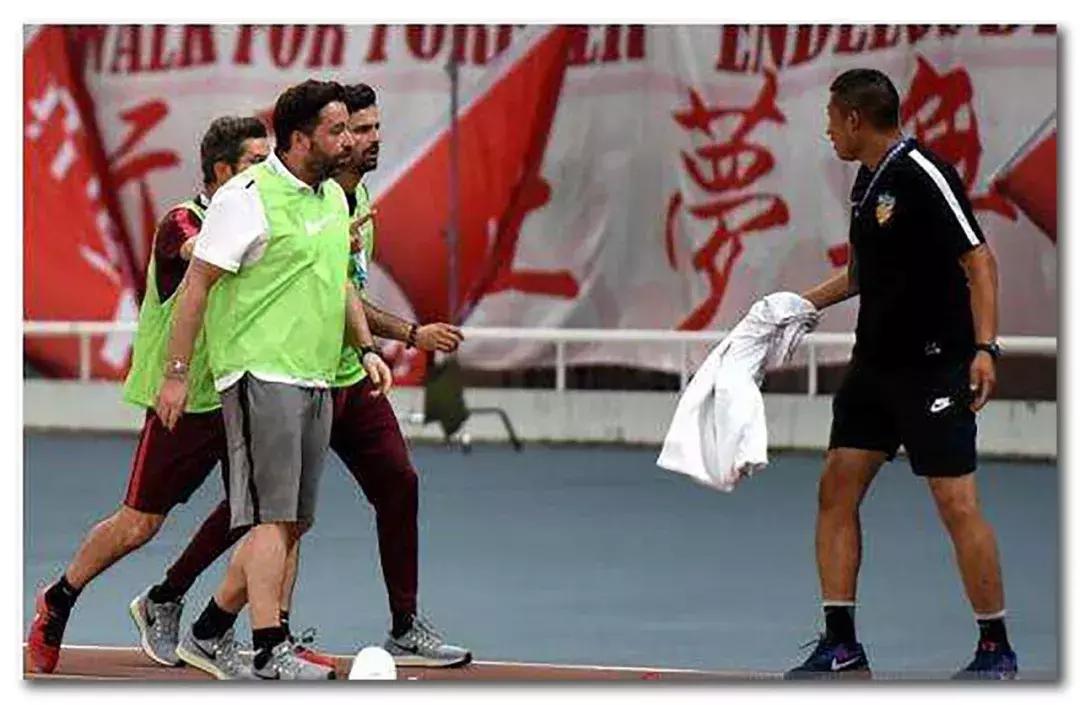 足球场为什么球员要吐口水,为什么足球运动员随意吐痰