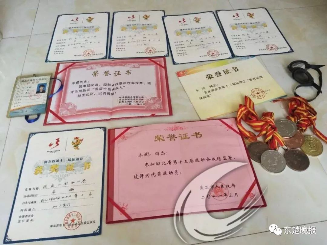 励志无臂小伙用脚写毛笔字,失去双腿双臂的励志男孩