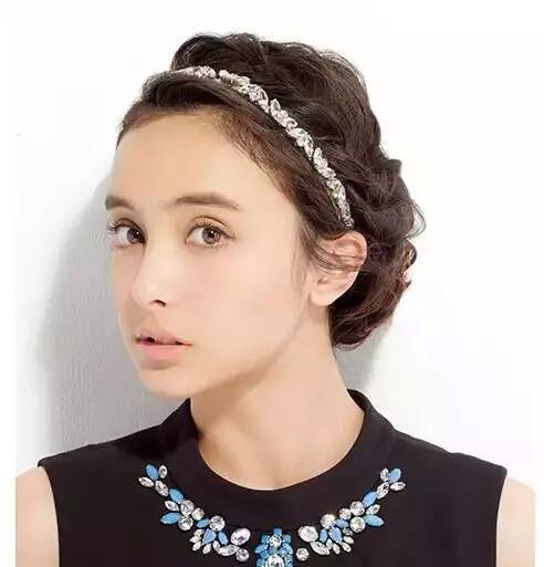 烫发后怎样扎头发好看,短烫发没有刘海怎么半扎头发好看