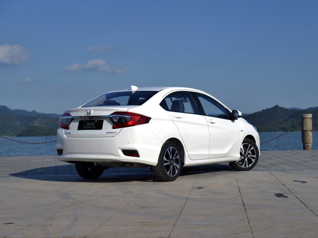 飞度从第几款开始使用地球梦,本田飞度七座8万左右